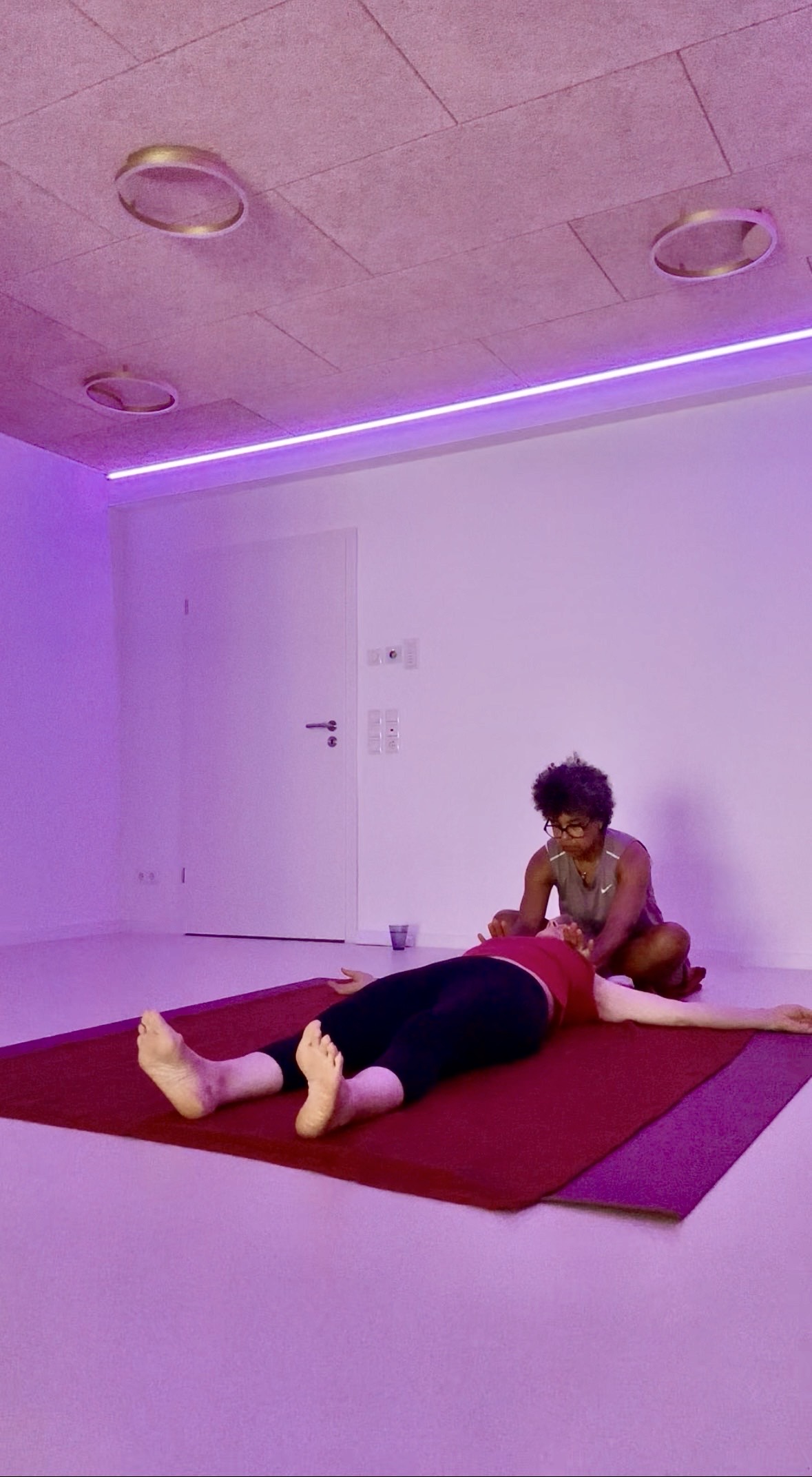 Veranschaulichung der Techniken von Thai Bodywork. 
Enstpannung in der Rückenlage.
